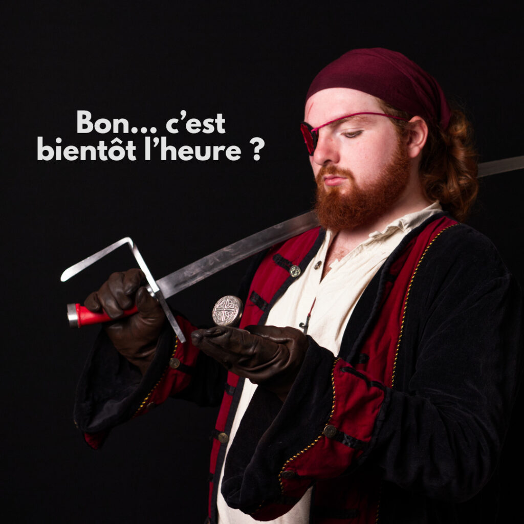 Le pirate du REC Escrime attendant l'heure de la rentrée des cours au REC escrime, une montre à gousset dans une main, un sabre dans l'autre.